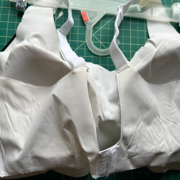 Bali Comfort Revolution EasyLite Seamless Wirefree Bra - Picture 4 of 14